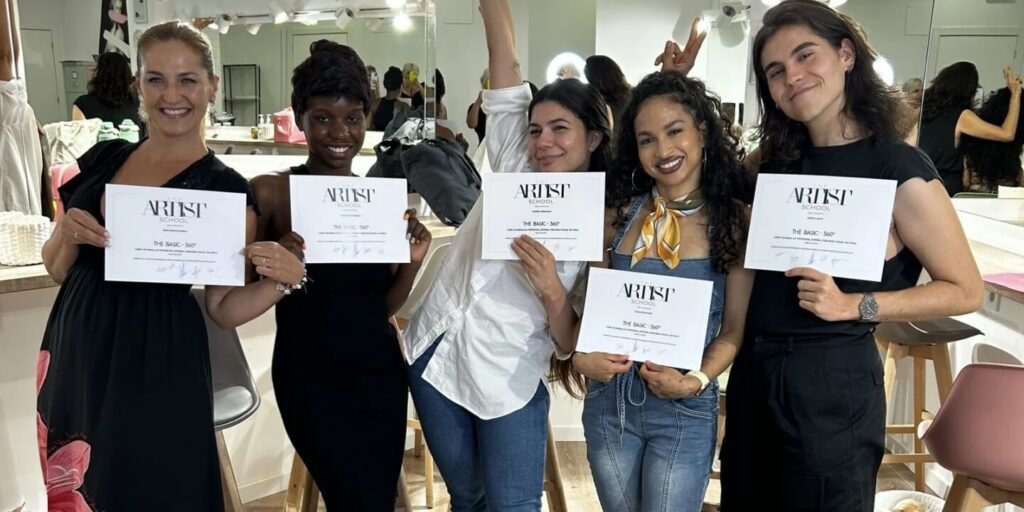 Alumnos felices con su diploma